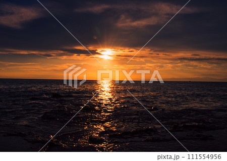 海に沈む夕日01 111554956