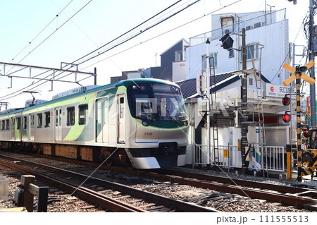 矢口渡駅と東急多摩川線電車 矢口渡駅と東急多摩川線電車 111555513