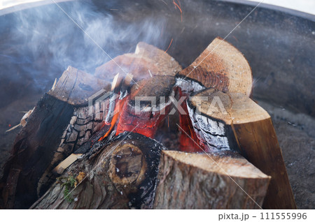 囲炉裏で焼く焚火 囲炉裏で焼く焚火 111555996