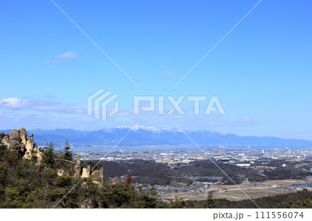 堂山からの琵琶湖と湖西の山並みの眺め 111556074