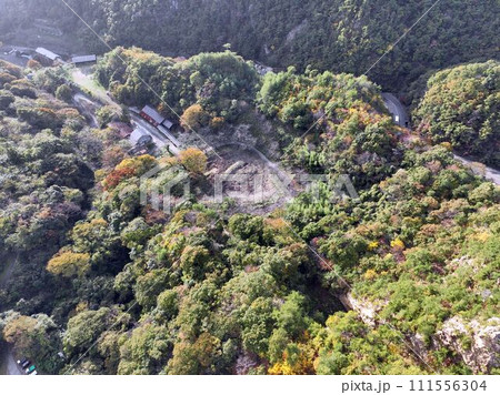 【空撮】佐渡金山道遊の割戸とトロッコ車庫(新潟県) 111556304