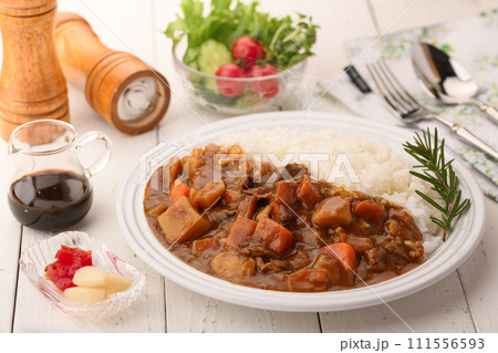 お野菜たっぷりのカレー　サラダを添えて 111556593