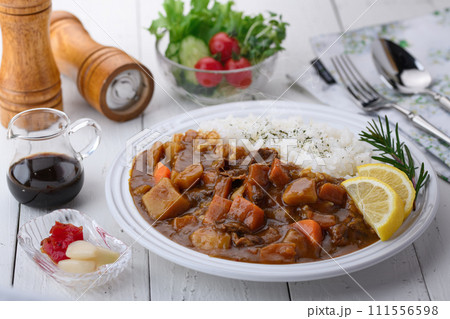 お野菜たっぷりのカレー サラダを添えて お野菜たっぷりのカレー サラダを添えて 111556598