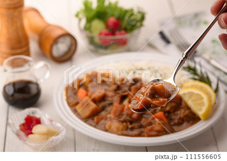 お野菜たっぷりのカレー サラダを添えて お野菜たっぷりのカレー サラダを添えて 111556605