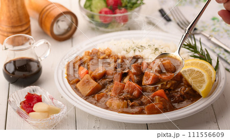 お野菜たっぷりのカレー サラダを添えて お野菜たっぷりのカレー サラダを添えて 111556609