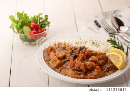 お野菜たっぷりのカレー　サラダを添えて 111556615