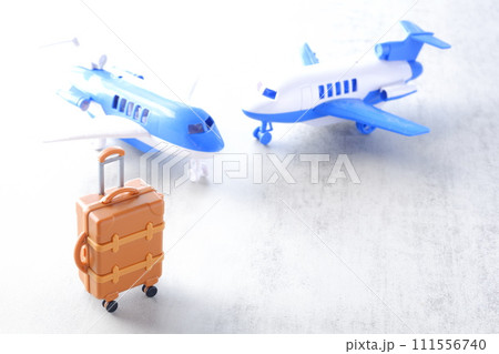 飛行機とスーツケース(キャリーケース)で、旅行のイメージ 飛行機とスーツケース(キャリーケース)で、旅行のイメージ 111556740