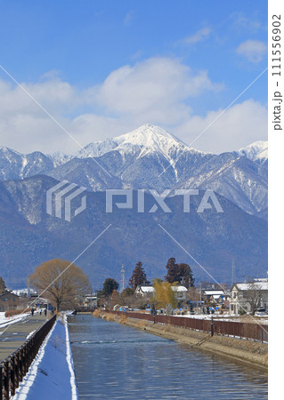 冬の安曇野　拾ヶ堰と北アルプス 111556902