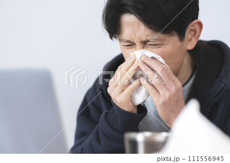 花粉症が辛い男性　花粉症イメージ 111556945