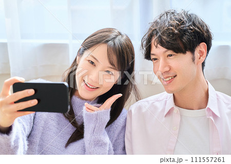 スマートフォンの画面を見ている若い男女 スマートフォンの画面を見ている若い男女 111557261