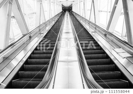 エスカレーターのある風景 111558044