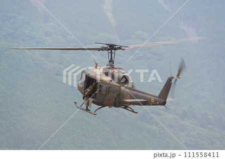 陸上自衛隊UH-1J多用途ヘリコプターからのリペリング降下 陸上自衛隊UH-1J多用途ヘリコプターからのリペリング降下 111558411