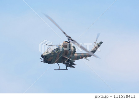 旋回する陸上自衛隊AH-1Sコブラ 111558413