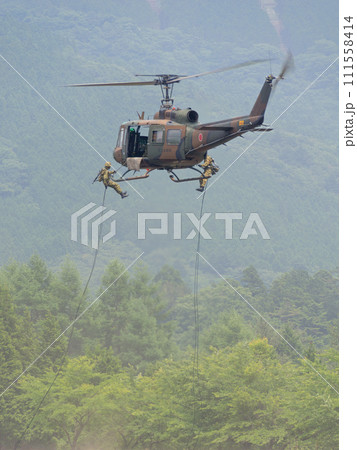 陸上自衛隊UH-1J多用途ヘリコプターからのリペリング降下 陸上自衛隊UH-1J多用途ヘリコプターからのリペリング降下 111558414