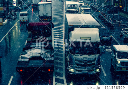 雪が降る夕刻の幹線道路の交通 俯瞰 a-3 暖色寒色強調 雪が降る夕刻の幹線道路の交通 俯瞰 a-3 暖色寒色強調 111558599