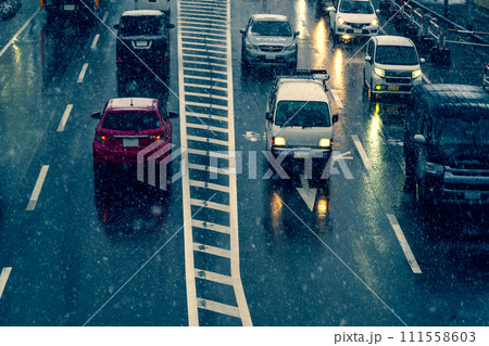雪が降る夕刻の幹線道路の交通 俯瞰 b-3 暖色寒色強調 雪が降る夕刻の幹線道路の交通 俯瞰 b-3 暖色寒色強調 111558603