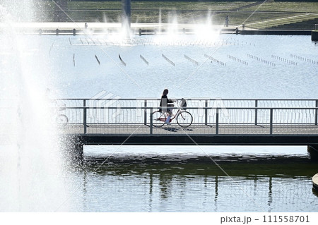 ひたち海浜公園と自転車に乗る女子高生 111558701