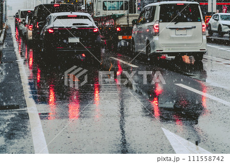 雪が降る夕刻の幹線道路の渋滞 フィルム調 雪が降る夕刻の幹線道路の渋滞 フィルム調 111558742