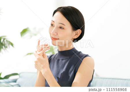 手の保湿ケアをする女性 手の保湿ケアをする女性 111558908