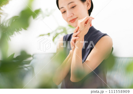 手の保湿ケアをする女性 手の保湿ケアをする女性 111558909