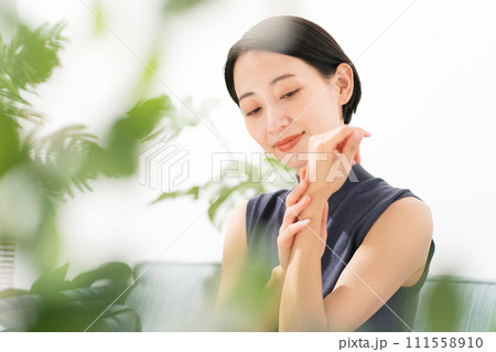 手の保湿ケアをする女性 手の保湿ケアをする女性 111558910