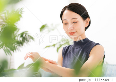 腕の保湿ケアをする女性 111558911