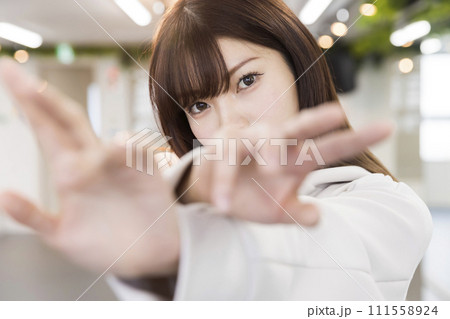 ダンススタジオで踊る若い女性 ダンススタジオで踊る若い女性 111558924