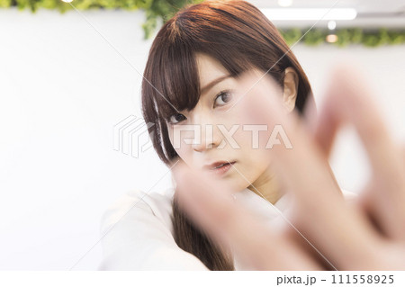 ダンススタジオで踊る若い女性 111558925