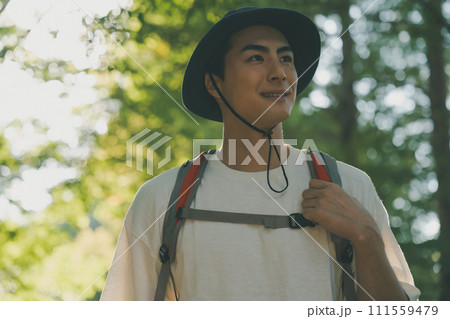 登山をする男性 111559479