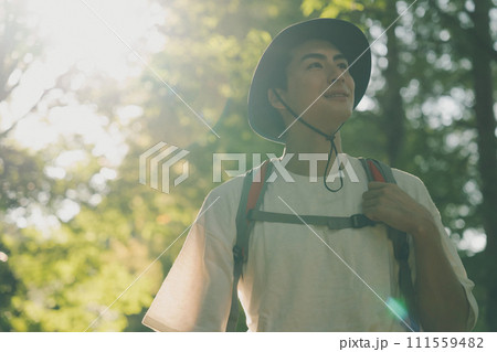 登山をする男性 登山をする男性 111559482