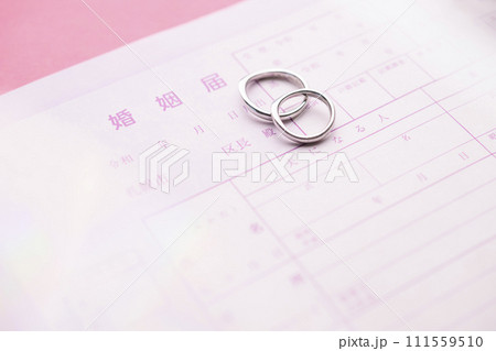 婚姻届 111559510