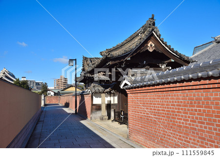 兵庫県尼崎市の城下町寺町の街並み 111559845