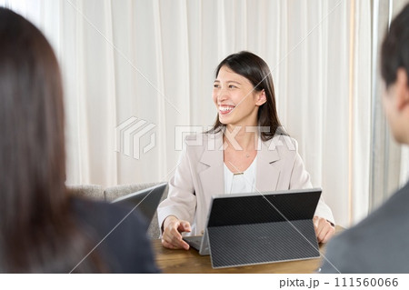 会社で活躍する若いビジネスウーマン 会社で活躍する若いビジネスウーマン 111560066