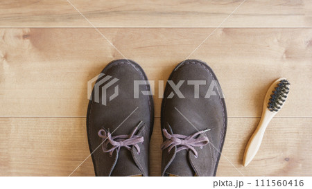 靴のお手入れ｜スエードの靴とワイヤーブラシ 111560416