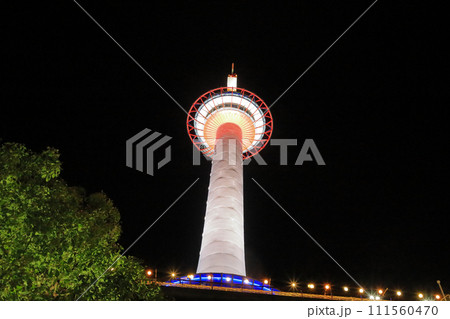 京都駅前広場からの京都タワーの夜景眺望 京都駅前広場からの京都タワーの夜景眺望 111560470