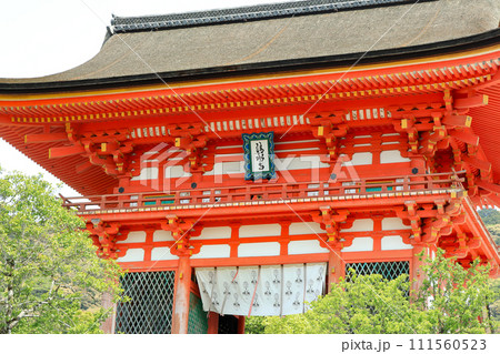 世界遺産　京都清水寺の仁王門 111560523