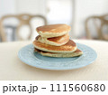 重なったパンケーキ 111560680
