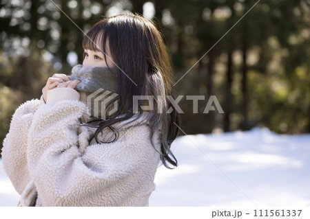 冬にマフラーをする若い女性 111561337
