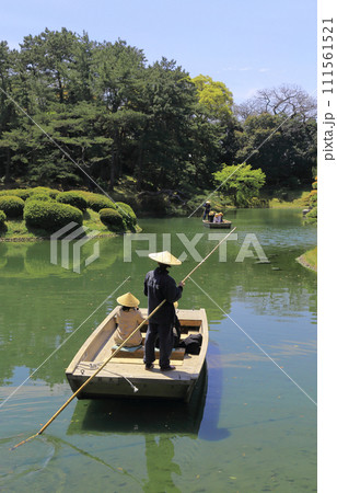 栗林公園の南湖周遊の二艘の和船 111561521