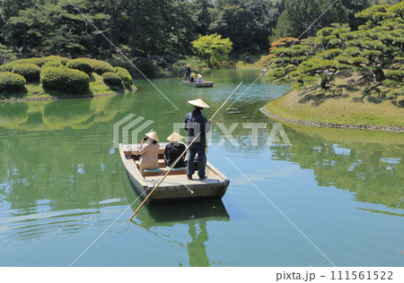 栗林公園の南湖周遊の二艘の和船 栗林公園の南湖周遊の二艘の和船 111561522
