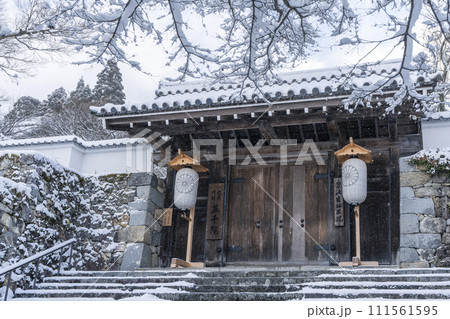 京都　大原三千院　雪景色の御殿門 111561595