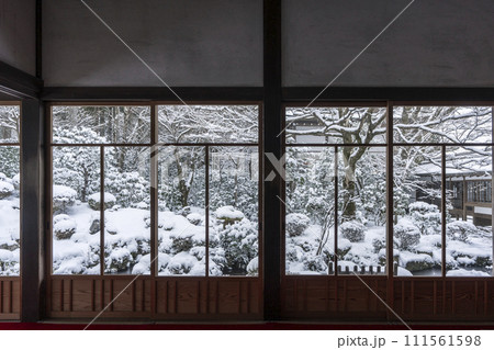 京都　大原三千院　客殿から眺める雪景色の聚碧園 111561598