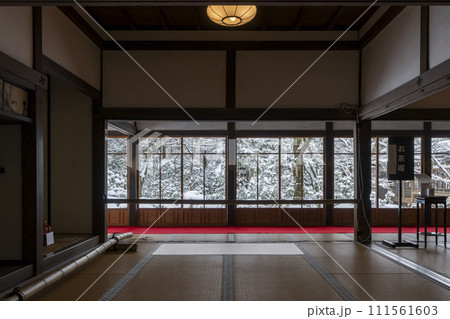 京都　大原三千院　客殿から眺める雪景色の聚碧園 111561603