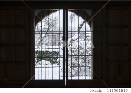 京都 大原三千院 窓から見える雪景色 京都 大原三千院 窓から見える雪景色 111561619