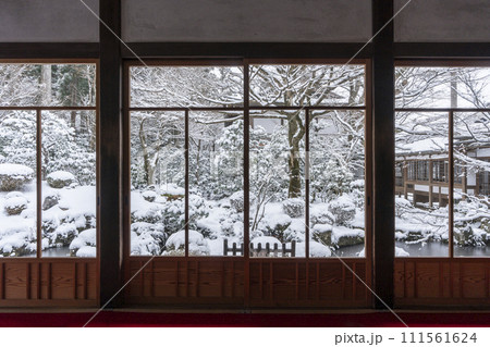 京都 大原三千院 客殿から眺める雪景色の聚碧園 京都 大原三千院 客殿から眺める雪景色の聚碧園 111561624