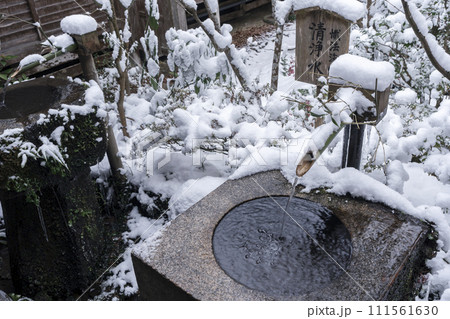 京都 大原三千院 雪景色の清浄水 京都 大原三千院 雪景色の清浄水 111561630