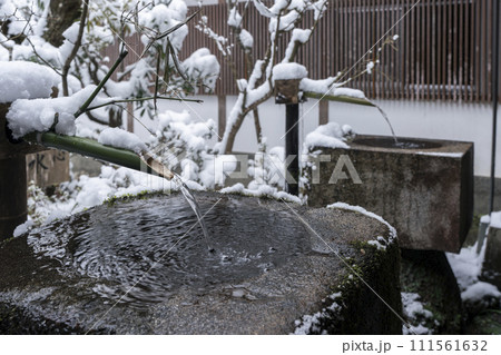 京都 大原三千院 雪景色の清浄水 京都 大原三千院 雪景色の清浄水 111561632