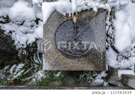 京都 大原三千院 雪景色の清浄水 京都 大原三千院 雪景色の清浄水 111561634