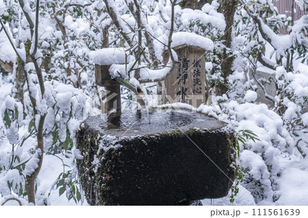 京都 大原三千院 雪景色の清浄水 京都 大原三千院 雪景色の清浄水 111561639