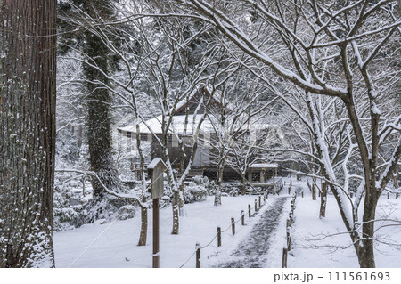 京都　大原三千院　雪景色の往生極楽院 111561693
